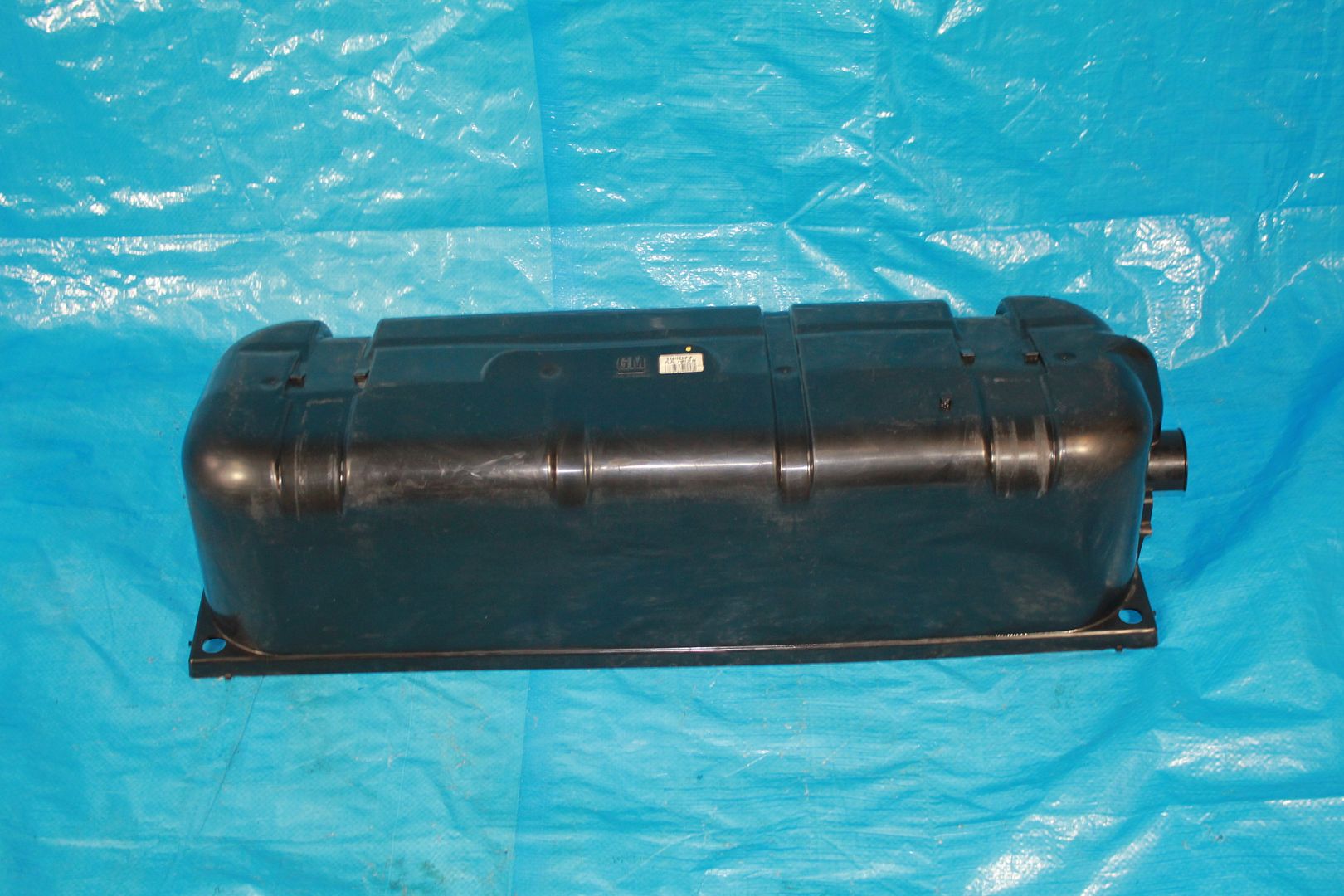 0406 PONTIAC GTO GAS TANK FUEL CELL PLASTIC SHELL TRAY TOP COVER LID